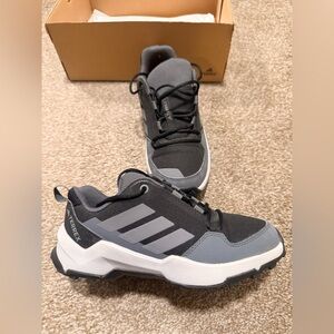 Adidas Boys  Black and Gray Terrex AX4R Shoes Size 2.5